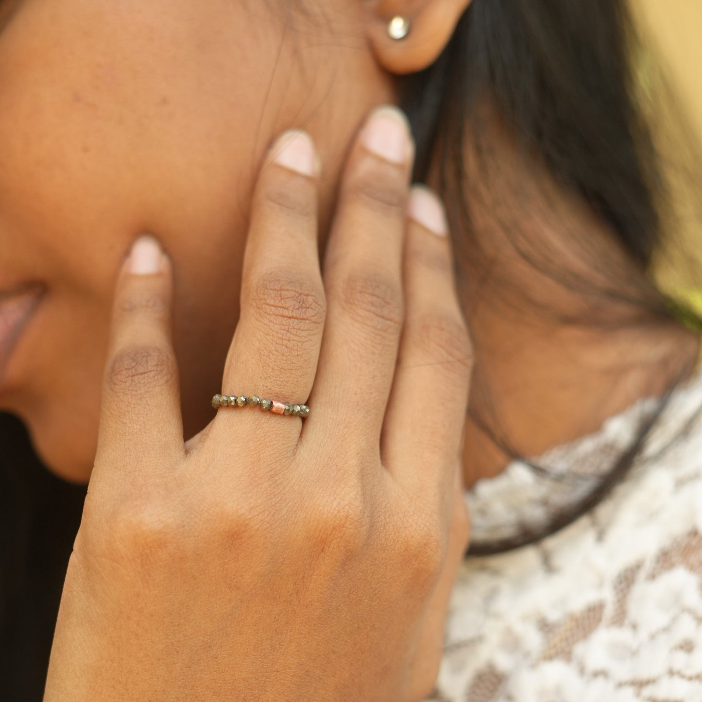 Zierlicher und stapelbarer dehnbarer Fidget-Ring aus Pyrit – gegen Stress und Angst