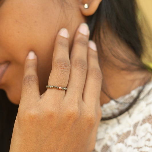 Zierlicher und stapelbarer dehnbarer Fidget-Ring aus Pyrit – gegen Stress und Angst