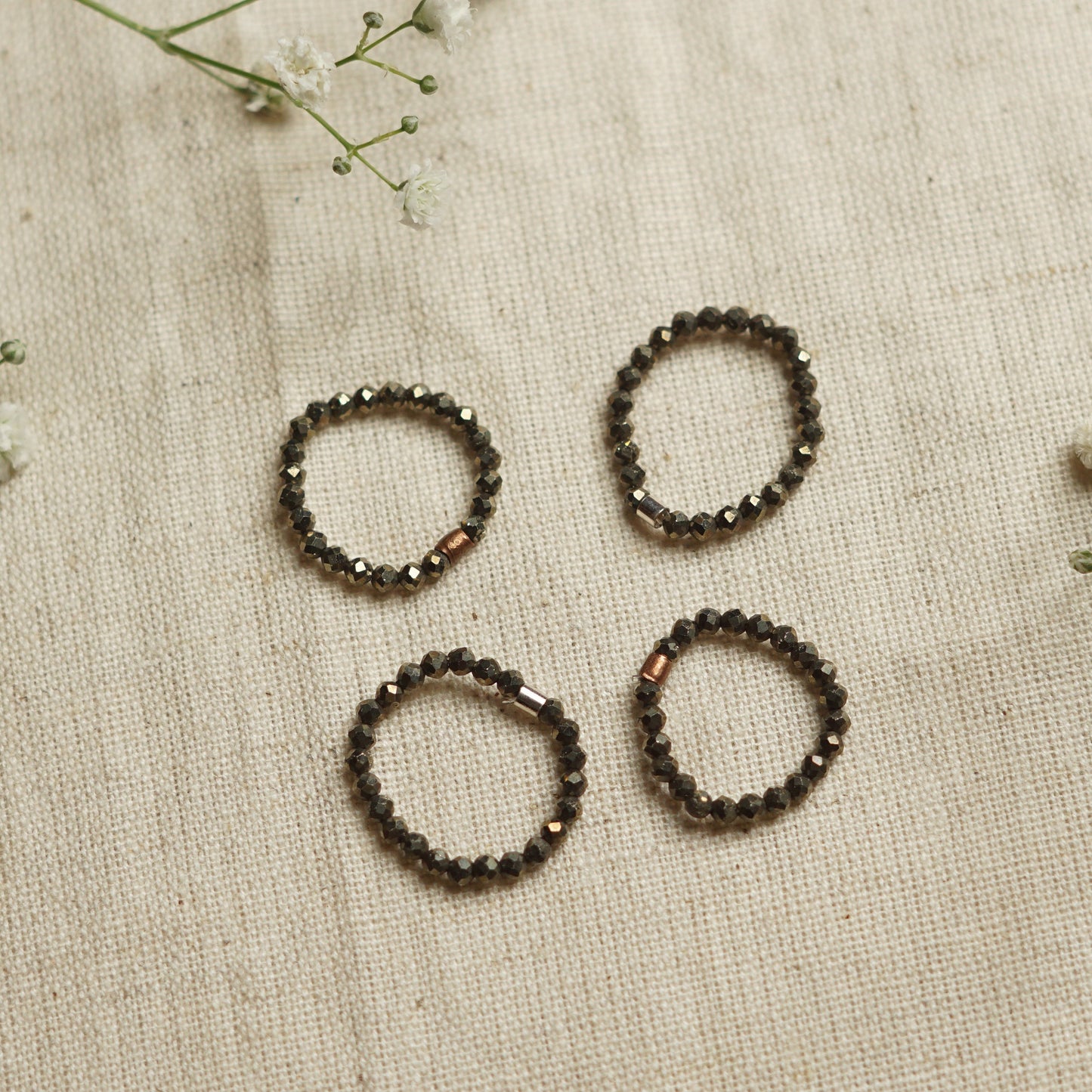 Zierlicher und stapelbarer dehnbarer Fidget-Ring aus Pyrit – gegen Stress und Angst