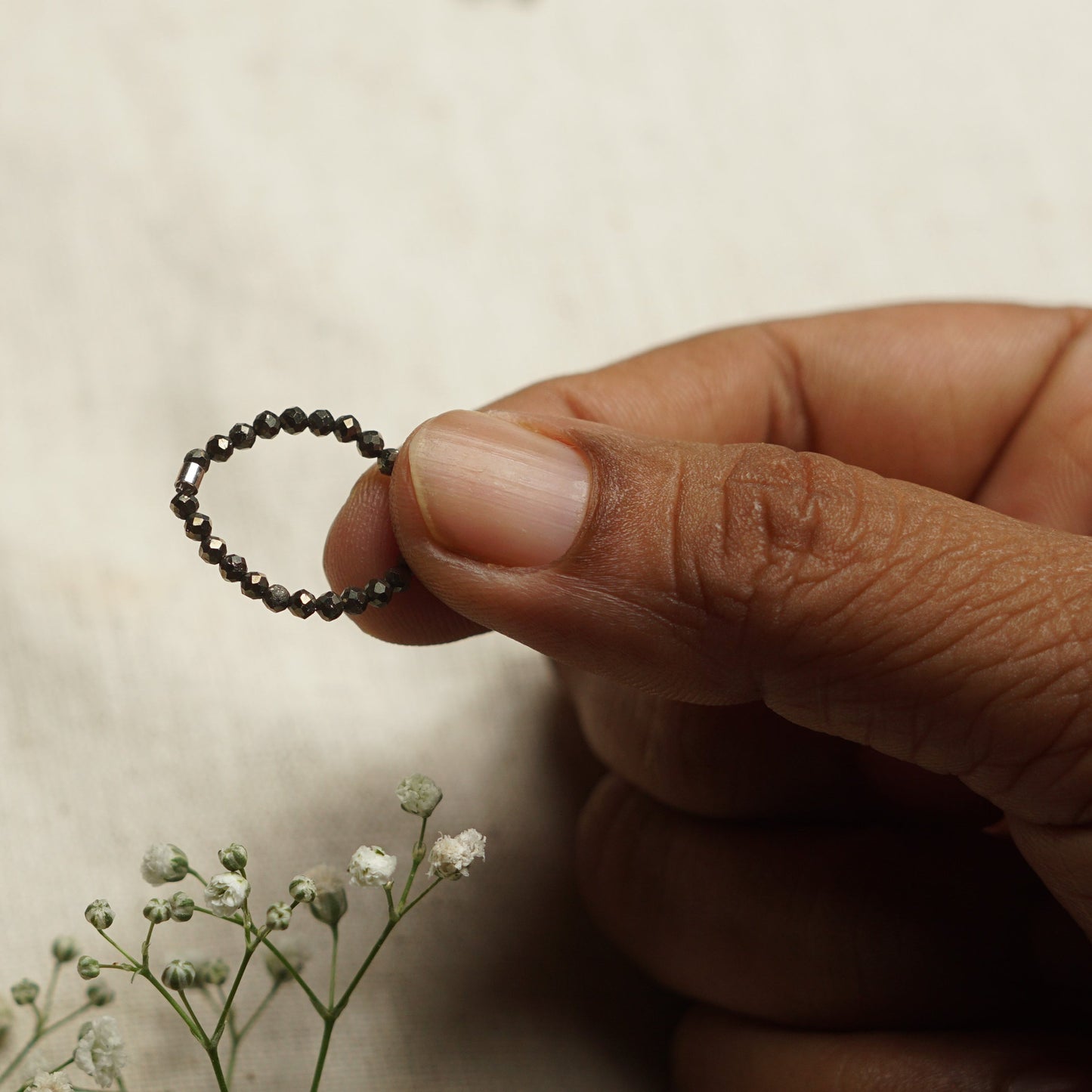 Zierlicher und stapelbarer dehnbarer Fidget-Ring aus Pyrit – gegen Stress und Angst