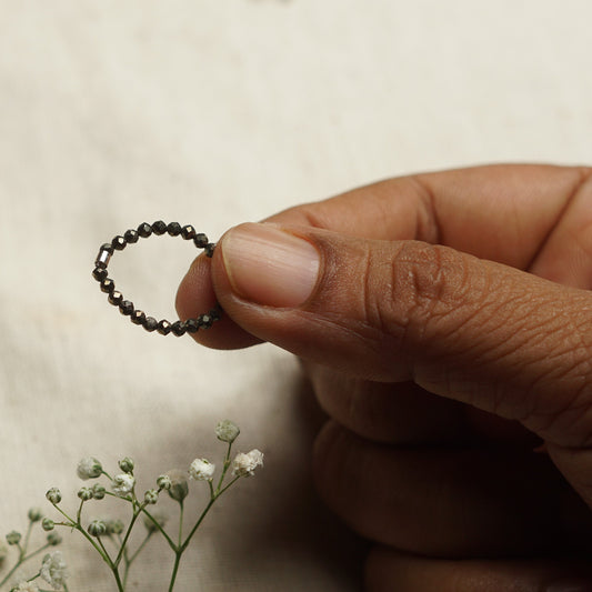 Zierlicher und stapelbarer dehnbarer Fidget-Ring aus Pyrit – gegen Stress und Angst