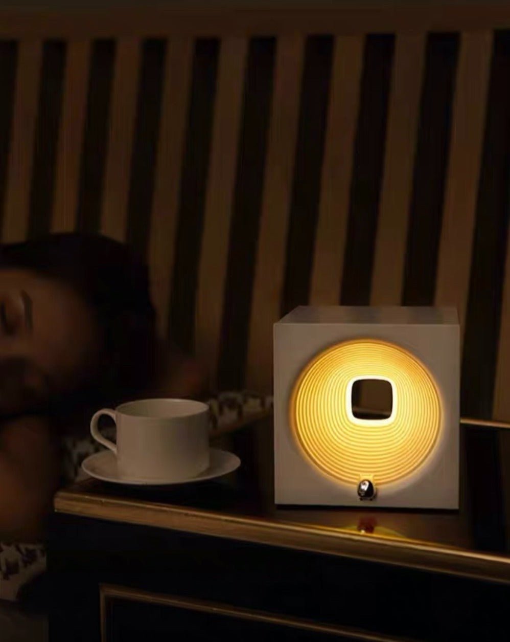Time Machine Einschlafhilfe Nachttischlampe mit Lautsprecher – Dimmbares Schlaflicht